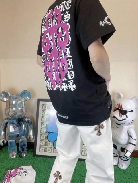 1:1 Top Quality CH Pink Dagger Gothic Letter Background Black Pocket T-Shirt