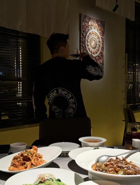 1:1 Quality CH White Floral Sleeve Black Horseshoe Circle Pocket Long Sleeve T-Shirt