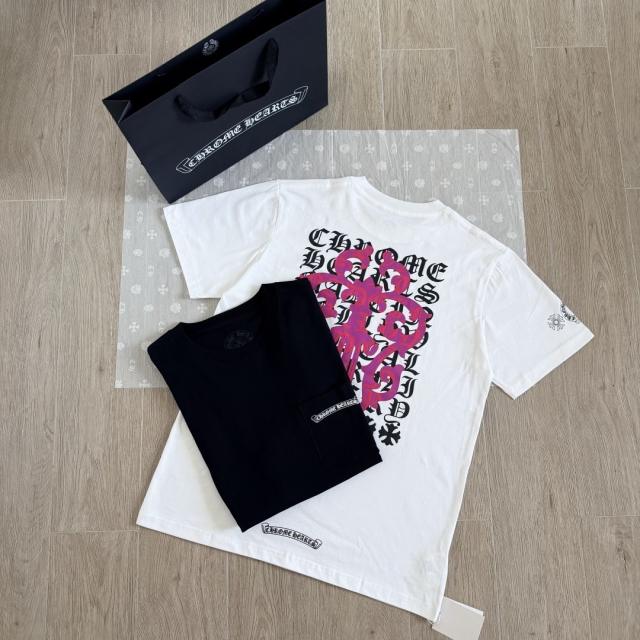1:1 Top Quality CH Pink Dagger Gothic Letter Background Black Pocket T-Shirt