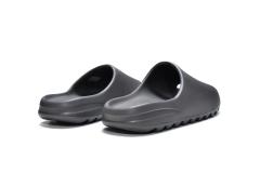 A Y**zy Slide Onyx HQ6448