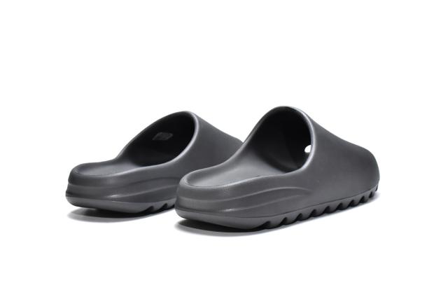 A Y**zy Slide Onyx HQ6448
