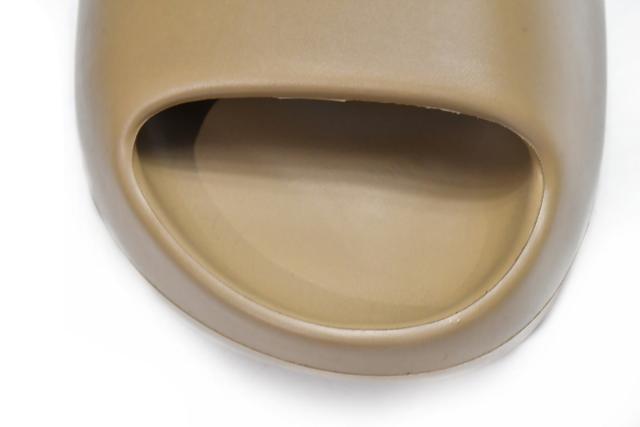 A Y**zy Slide Earth Brown FV8425