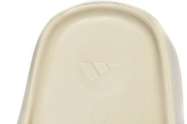 A Y**zy Slide Bone FW6345