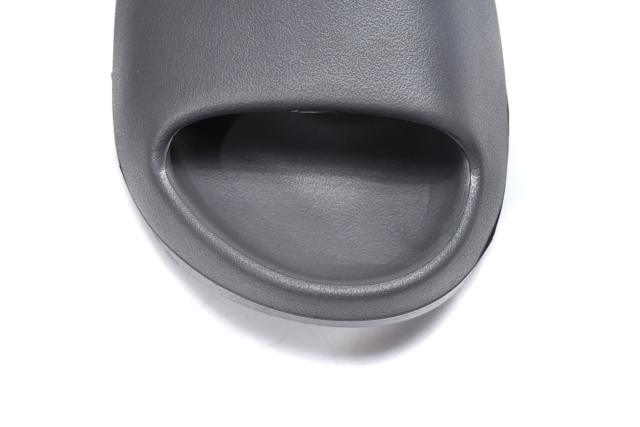 A Y**zy Slide Onyx HQ6448