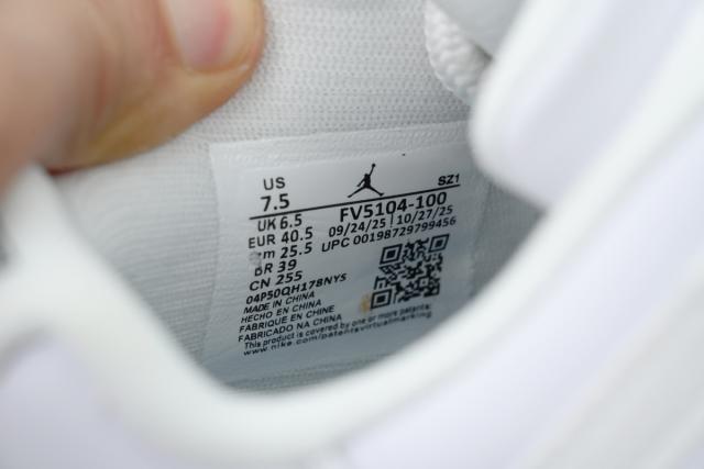 [plus-size shoes]Jordαn 11 Low-top North Carolina Blue Real Carbon Full-Grain Leather Basketball Sneakers 29030381