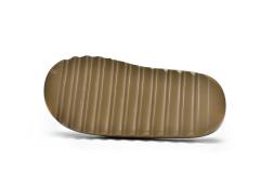 A Y**zy Slide Earth Brown FV8425
