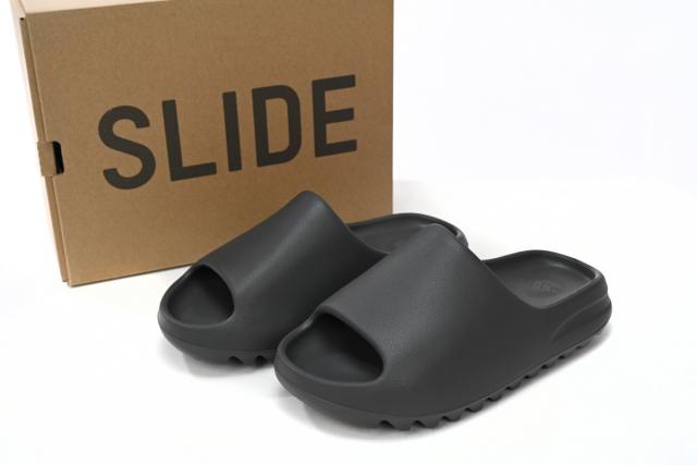 A Y**zy Slide Granite ID4132