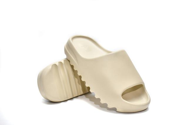 A Y**zy Slide Bone FW6345