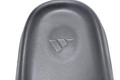 A Y**zy Slide Onyx HQ6448