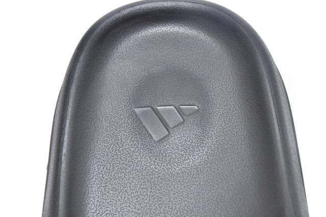A Y**zy Slide Onyx HQ6448