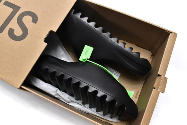A Y**zy Slide Black FX0495