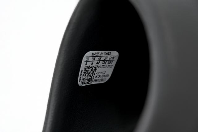 A Y**zy Slide Granite ID4132