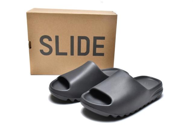 A Y**zy Slide Onyx HQ6448