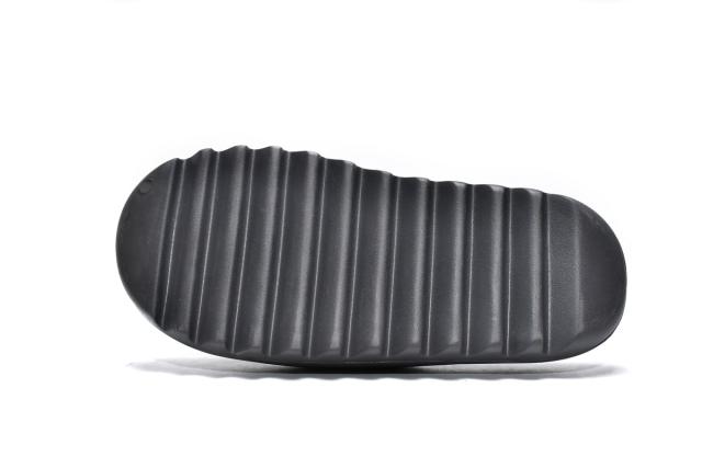 A Y**zy Slide Onyx HQ6448