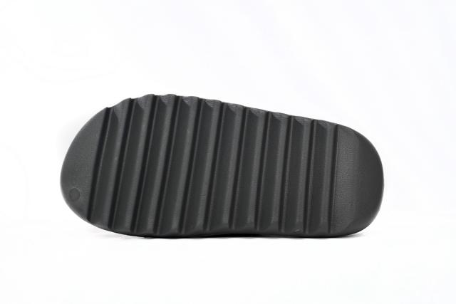 A Y**zy Slide Granite ID4132