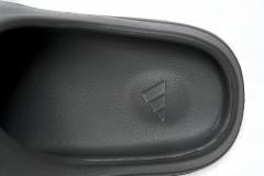A Y**zy Slide Granite ID4132