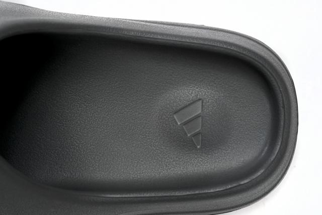 A Y**zy Slide Granite ID4132