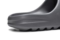 A Y**zy Slide Onyx HQ6448