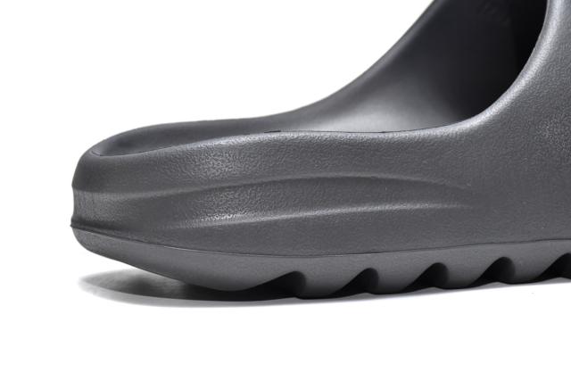 A Y**zy Slide Onyx HQ6448