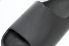 A Y**zy Slide Granite ID4132
