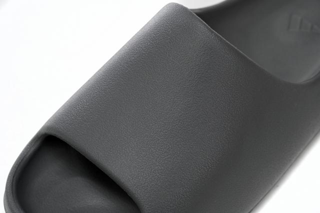 A Y**zy Slide Granite ID4132