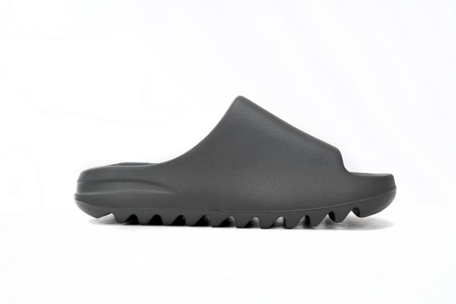 A Y**zy Slide Granite ID4132