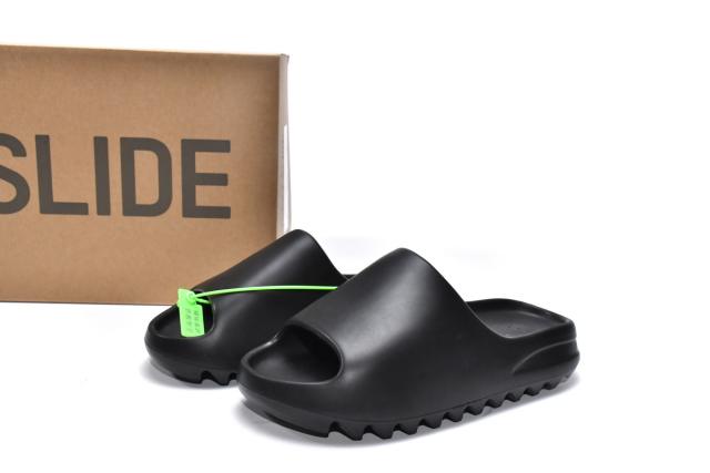 A Y**zy Slide Black FX0495