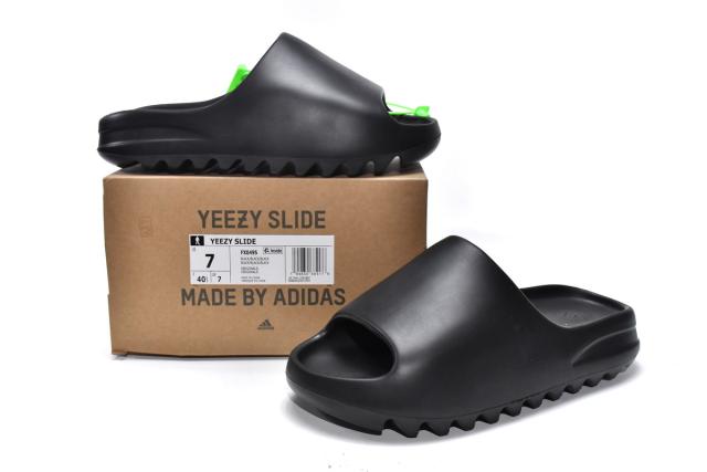 A Y**zy Slide Black FX0495
