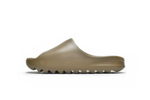 A Y**zy Slide Earth Brown FV8425
