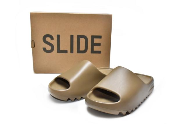 A Y**zy Slide Earth Brown FV8425