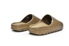 A Y**zy Slide Earth Brown FV8425