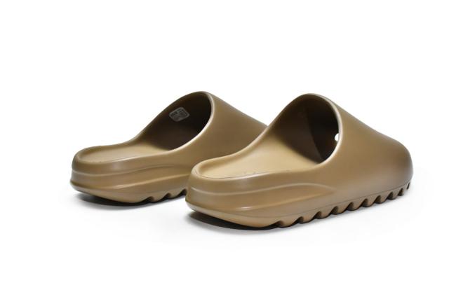 A Y**zy Slide Earth Brown FV8425