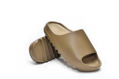 A Y**zy Slide Earth Brown FV8425