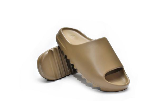 A Y**zy Slide Earth Brown FV8425