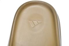 A Y**zy Slide Earth Brown FV8425