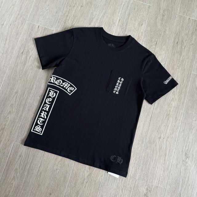 1:1 Top Quality CH Black Tee Gothic Vertical Logo Pocket T‑shirt