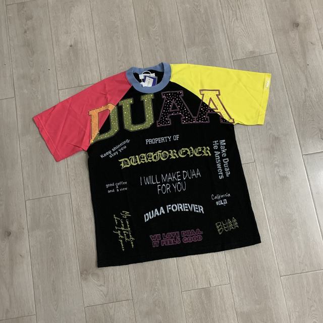 DUAA Multi‑Slogan Color‑Block Raglan Tee | Black Multi‑Tone Sleeves