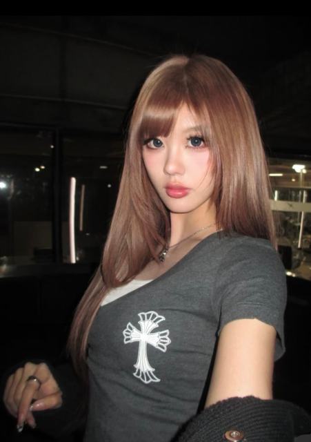 1:1 quality version Window Grille Cross Print On Back V Neck Tee for girls 29306363
