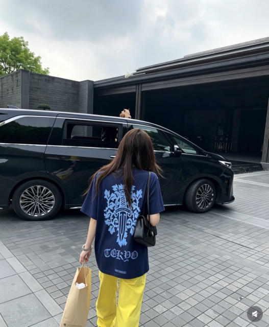 1:1 quality version Vintage Navy Blue Tokyo Vine Dagger Print Crew Neck Slim tee for girls 29392329