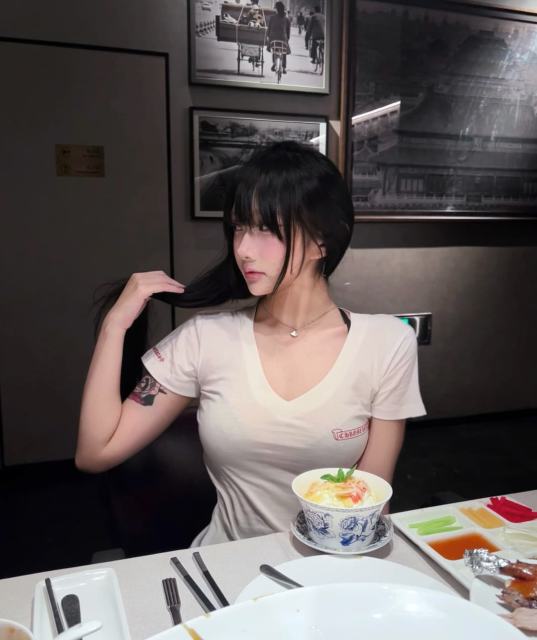 1:1 quality version Scroll Print V-Neck Tee for girls 29033514