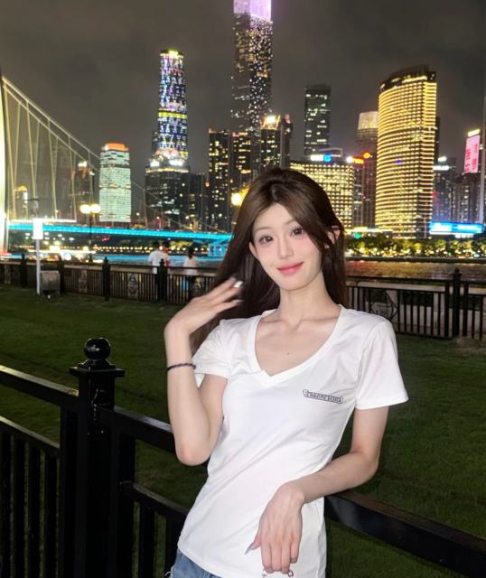 1:1 quality version 28088599 Limited Red Letter Print V-Neck Tee 2 colors for girls