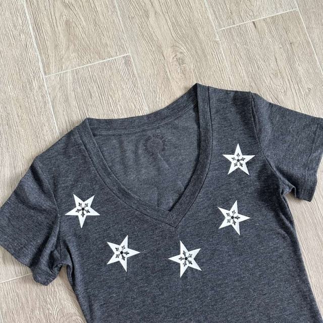 1:1 quality version Pentagram Sanskrit Slogan V Neck Print Tee for girls 29306366