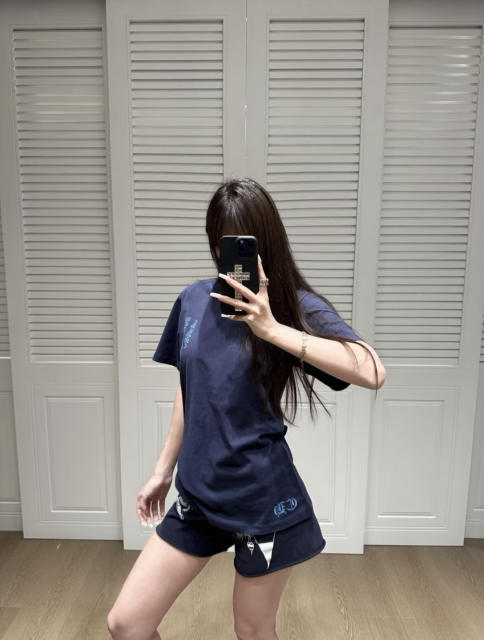 1:1 quality version Vintage Navy Blue Tokyo Vine Dagger Print Crew Neck Slim tee for girls 29392329