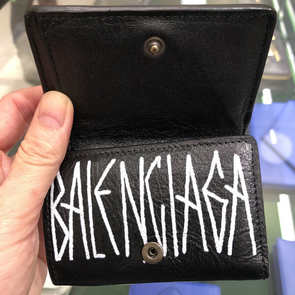 バレンシアガコピーBALENCIAGA 国内発送 ペーパー3つ折ミニ財布 GRAFFITI AO201116B125