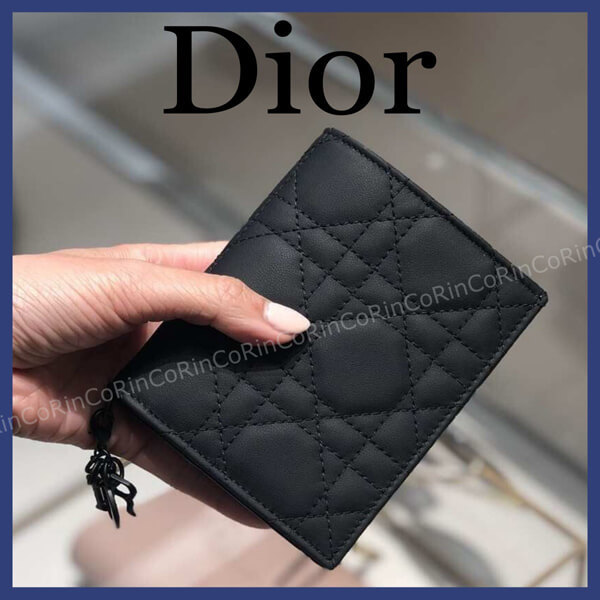 【Dior】LADY DIOR ディオール ミニ財布 コピー チャーム付き 三つ折り S0178PNMJ_M900