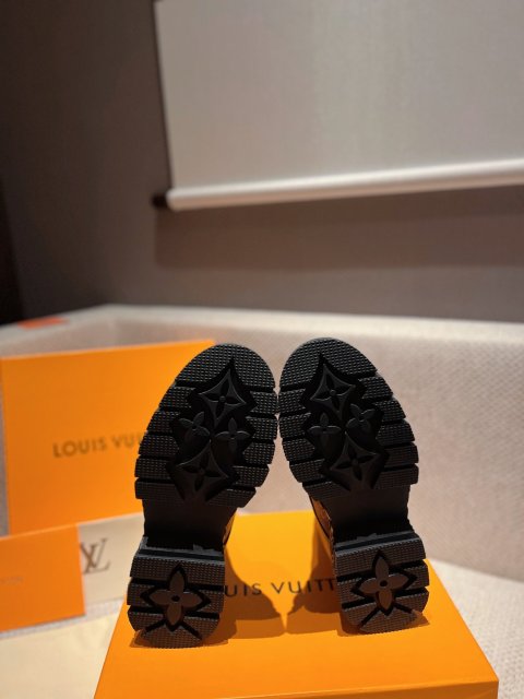 ルイヴィトン靴コピー  男女兼用 定番人気2022新品   Louis Vuitton ルイヴィトン靴0399