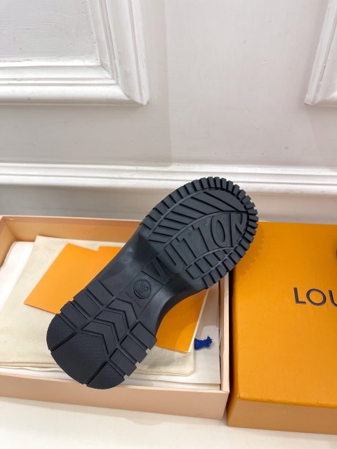 ルイヴィトン靴コピー   定番人気2023新品  Louis Vuitton ルイヴィトン靴0437