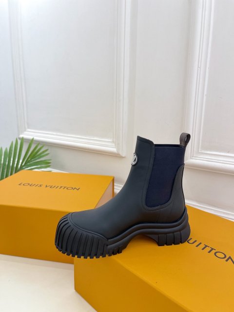 ルイヴィトン靴コピー   定番人気2023新品  Louis Vuitton ルイヴィトン靴0441