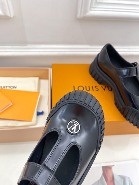 ルイヴィトン靴コピー   定番人気2023新品  Louis Vuitton ルイヴィトン靴0438