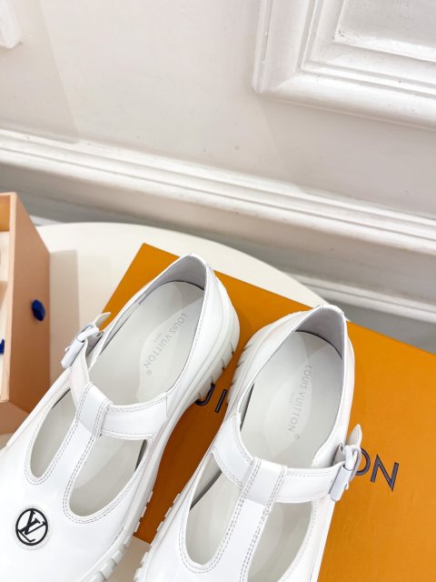 ルイヴィトン靴コピー   定番人気2023新品  Louis Vuitton ルイヴィトン靴0439